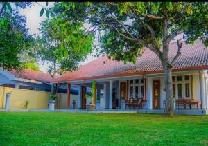 une maison avec une pelouse verte devant dans l'établissement Ace Boutique Airport, à Katunayake