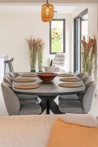 un soggiorno con tavolo e sedie di Villa Dianga (De Haan) a De Haan
