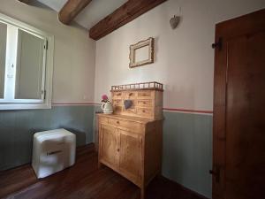 uma casa de banho com um armário de madeira e um WC em Il Glicine - Natural BnB em Castello di Godego