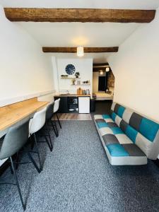 ein Wohnzimmer mit einem Sofa und einem Tisch in der Unterkunft Wild Atlantic Way Rentals in Kenmare