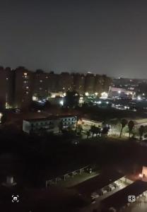 Una ciudad de noche con muchos edificios en Furnished luxury apartment, en El Cairo
