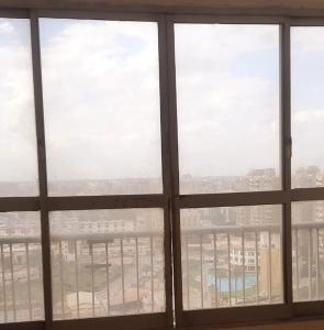una ventana con vistas a la ciudad desde un edificio en Furnished luxury apartment, en El Cairo