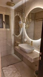 y baño con lavabo y espejo. en Furnished luxury apartment, en El Cairo