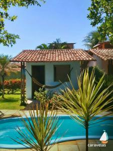 Swimmingpoolen hos eller tæt på Pousada Caravelas + 19 billeder