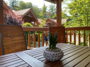 Balkón nebo terasa v ubytování Luxus Ferienhäuser Chalets zum Ilsetal mit Kamin & Sauna in Ilsenburg im Harz