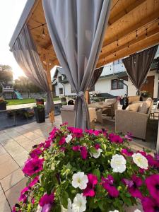 クリニツァ・ズドルイにあるGórska Przystań SPAの花と傘が並ぶパティオ