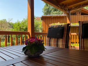 Balkón nebo terasa v ubytování Luxus Ferienhäuser Chalets zum Ilsetal mit Kamin & Sauna in Ilsenburg im Harz