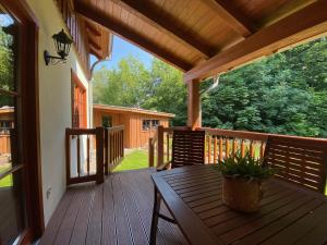 Balkón nebo terasa v ubytování Luxus Ferienhäuser Chalets zum Ilsetal mit Kamin & Sauna in Ilsenburg im Harz
