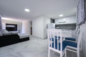 eine Küche und ein Wohnzimmer mit einem Tisch und einem Sofa in der Unterkunft Stojkovic Family Apartments in Tivat