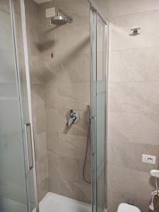uma casa de banho com um chuveiro e uma porta de vidro em Monte Zucco Relax em San Pellegrino Terme