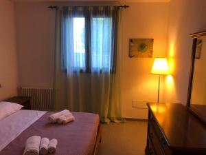 um quarto com uma cama com dois pares de chinelos em La Casa di Pino em Agerola