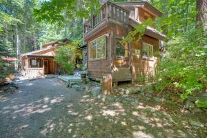 una casetta nel bosco con un portico di Leavenworth Cabin with Private Hot Tub! a Leavenworth