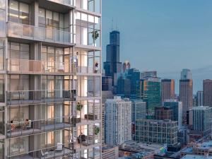 um edifício de apartamentos com vista para a cidade em Level Chicago Fulton Market em Chicago