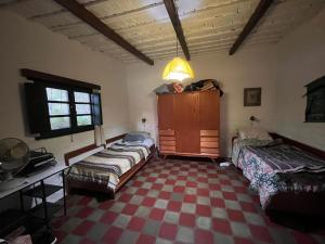 1 dormitorio con 2 camas y suelo a cuadros en Tucu Tucu en Mercedes
