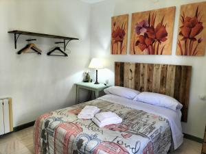 - une chambre avec un lit et 2 serviettes dans l'établissement El Capricho, à Benalup-Casas Viejas
