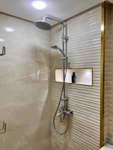 een douche met een douchekop in een badkamer bij Smart Holiday Cabo Negro in Cabo Negro