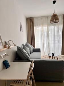 een woonkamer met een bank en een tafel bij Smart Holiday Cabo Negro in Cabo Negro +21 foto's
