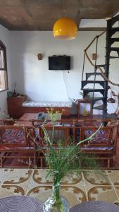 un jarrón sentado en una mesa en una habitación en Chalé à 300 m da praia Rasa, com horta orgânica, en Búzios