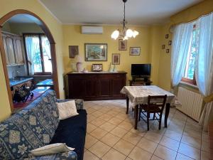 uma sala de estar com um sofá e uma mesa em Le Calende di Maggio di Assisi em Palazzo