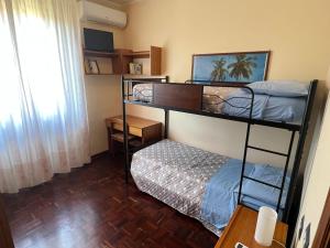 1 dormitorio con 2 literas en una habitación en Le Calende di Maggio di Assisi, en Palazzo