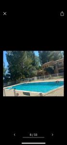 a television screen with a picture of a swimming pool at Studio meublé in Arles +3 photos
