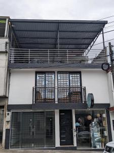 a building with a balcony on top of it at Apartaestudio para estrenar La Quinta in Ibagué