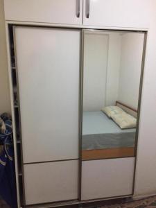 a room with a closet with a bed in it at SARIMSAKLI MEYDANINDA DENİZE 0 1+1 EŞYALI DAİRE in Ayvalık