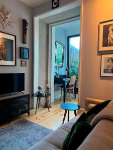 un soggiorno con divano, TV e tavolo di Boavista Charming Apartment with Garden by Great&Cosy a Porto