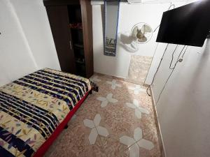 麥德林的住宿－Aparta Suite Torre De Prado 503，一间卧室设有一张床,地面铺有地板