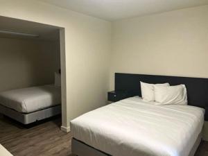 - une chambre d'hôtel avec un lit et un sidx sidx dans l'établissement Pasco WA, à Pasco