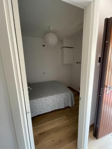 ein Schlafzimmer mit einem Bett in einem kleinen Zimmer in der Unterkunft Casa vacanza a Capalbio in Nunziatella