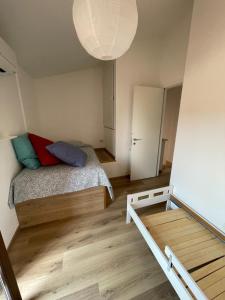 ein kleines Schlafzimmer mit einem Bett und einem Spiegel in der Unterkunft Casa vacanza a Capalbio in Nunziatella