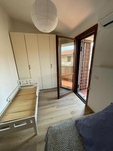 - une chambre avec des lits superposés et une grande fenêtre dans l'établissement Casa vacanza a Capalbio, à Nunziatella
