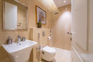a bathroom with a toilet and a sink and a shower at Luxurious Three Bedroom Apartment North of Riyadh شقة فخمة مكونة من ثلاث غرف نوم شمال الرياض in Riyadh +17 photos