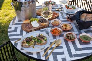 Galeriebild der Unterkunft Lilases Boutique House & Garden in Mora + 83 Fotos