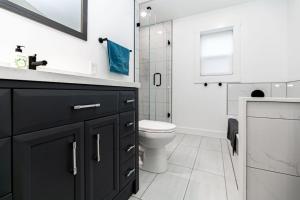 ein Bad mit einem schwarzen Waschtisch und einem WC in der Unterkunft Lovely 1 Bedroom Suite Near Town in Victoria + 20 Fotos