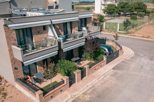 una vista aérea de una casa con balcón en Artline Luxury Suites, en Flogita