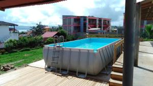 een hot tub op het terras van een huis bij Villa Nuevo Amanecer Santa Verónica in Santa Veronica