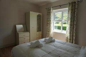 - une chambre avec un lit avec deux oreillers et une fenêtre dans l'établissement Sally's, 