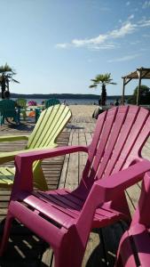 GastesにあるMH829-My beautiful homeのビーチの近くの遊歩道に座る芝生の椅子2脚