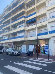 een gebouw met een motor geparkeerd voor een straat bij Charmant studio Côte d'Azur in Antibes