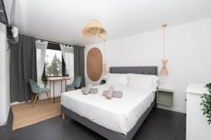 una camera con un letto con due cuscini sopra di El Mirador ad Alicante