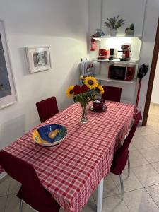 einem Tisch mit einem roten und weißen karierten Tischtuch in der Unterkunft Royal Domus Of Rome in Rom