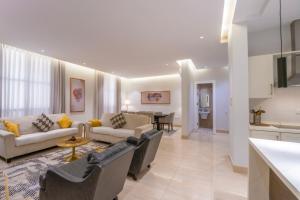 Prostor za sedenje u objektu Luxurious Three Bedroom Apartment North of Riyadh شقة فخمة مكونة من ثلاث غرف نوم شمال الرياض