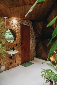 łazienka w jaskini z umywalką i drzwiami w obiekcie Domo Deva Paraty w mieście Paraty