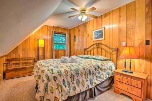 Schlafzimmer mit einem Bett und einem Deckenventilator in der Unterkunft Mountain Escapade in White Haven