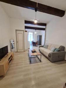 Posedenie v ubytovaní Charming authentic apartment in central location + 3 fotografie