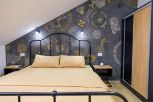 una camera con un letto con una parete nera e dorata di Apartmani Hedonist a Soko Banja