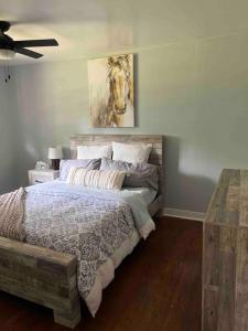 ein Schlafzimmer mit einem Bett und einem Wandgemälde in der Unterkunft Newly renovated rancher with yard and garage! Furnished! in Williamsburg