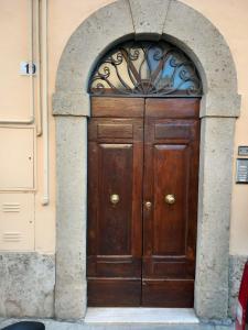 una gran puerta de madera en un arco de piedra en Mansarda Brunelleschi, en Staggia